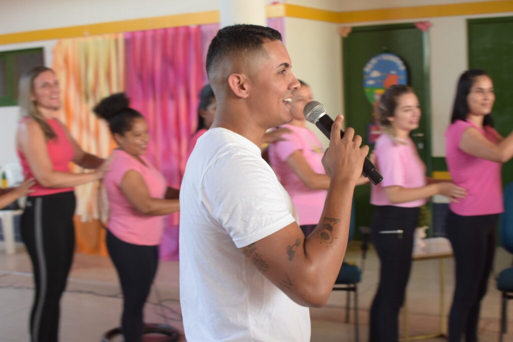 Ademir Gustavo Medeiros dos Santos, conhecido como GM, liderando uma aula de funcional com seus alunos em Augustinópolis, transmitindo motivação e dedicação em cada movimento.