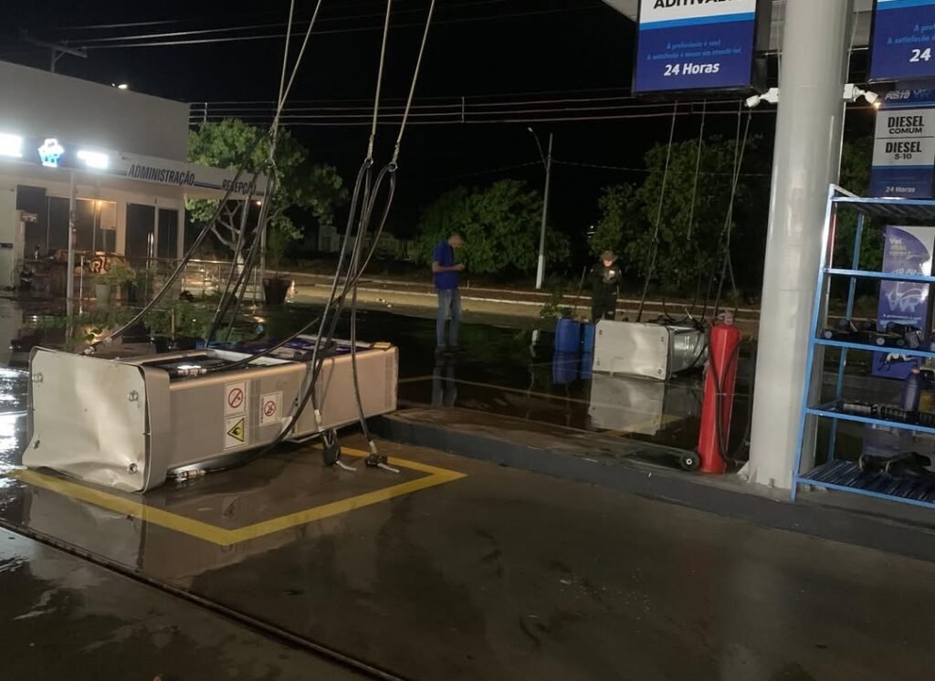 Na madrugada desta sexta feira, dia 26, uma forte chuva acompanhada de ventania atingiu a cidade