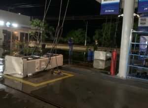 Na madrugada desta sexta feira, dia 26, uma forte chuva acompanhada de ventania atingiu a cidade