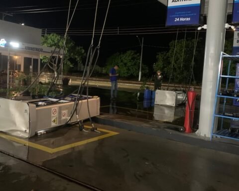 Na madrugada desta sexta feira, dia 26, uma forte chuva acompanhada de ventania atingiu a cidade