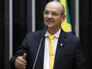 Justiça condena ex-prefeito e dois servidores por irregularidades em contratos de transporte em Augustinópolis