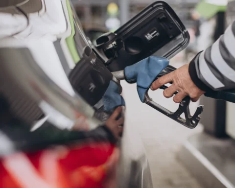 Tensão no Oriente Médio pressiona petróleo e já impacta preço do diesel