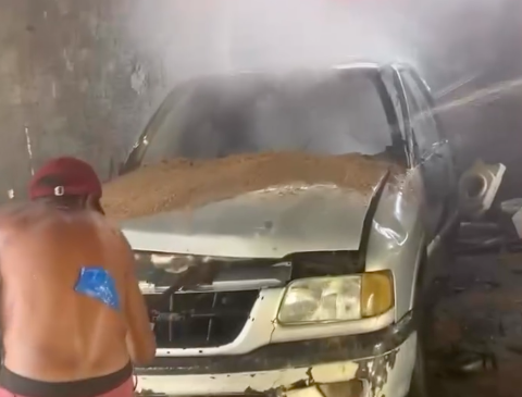 Caminhonete pega fogo em Augustinópolis