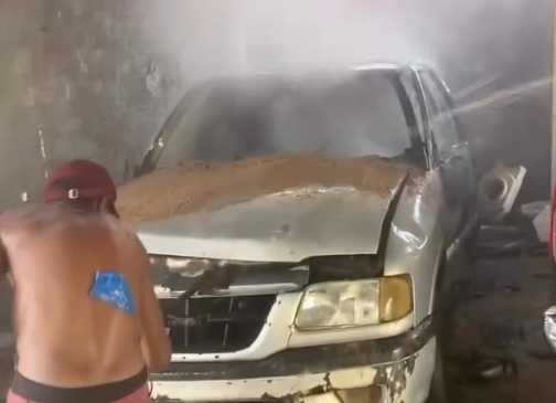 Caminhonete pega fogo em Augustinópolis