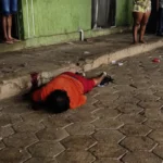 Câmeras registraram o momento em que homem é atacado na Feira de Augustinópolis Ataque na feira de Augustinópolis