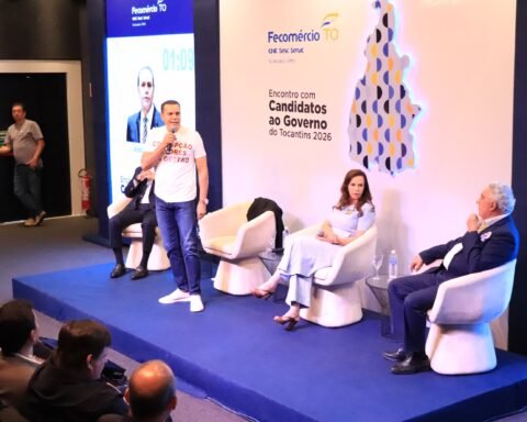 Ataídes Oliveira em discurso na FECOMÉRCIO