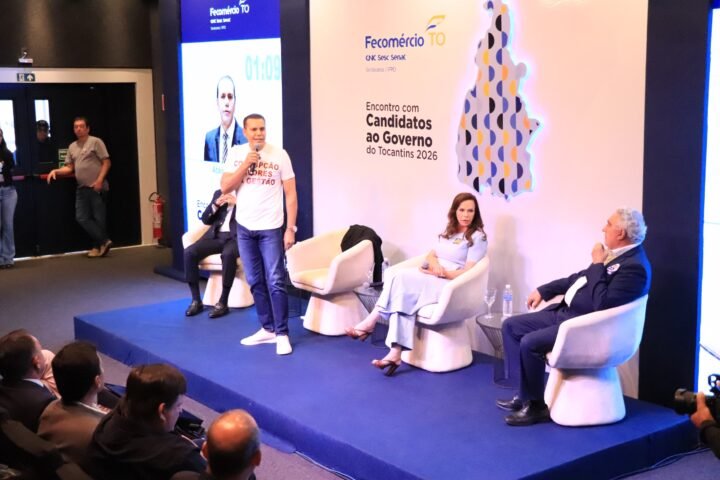 Ataídes Oliveira em discurso na FECOMÉRCIO