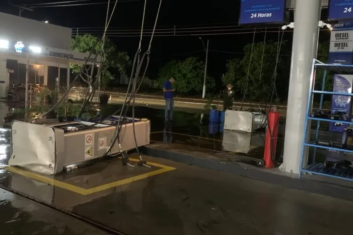 Na madrugada desta sexta feira, dia 26, uma forte chuva acompanhada de ventania atingiu a cidade
